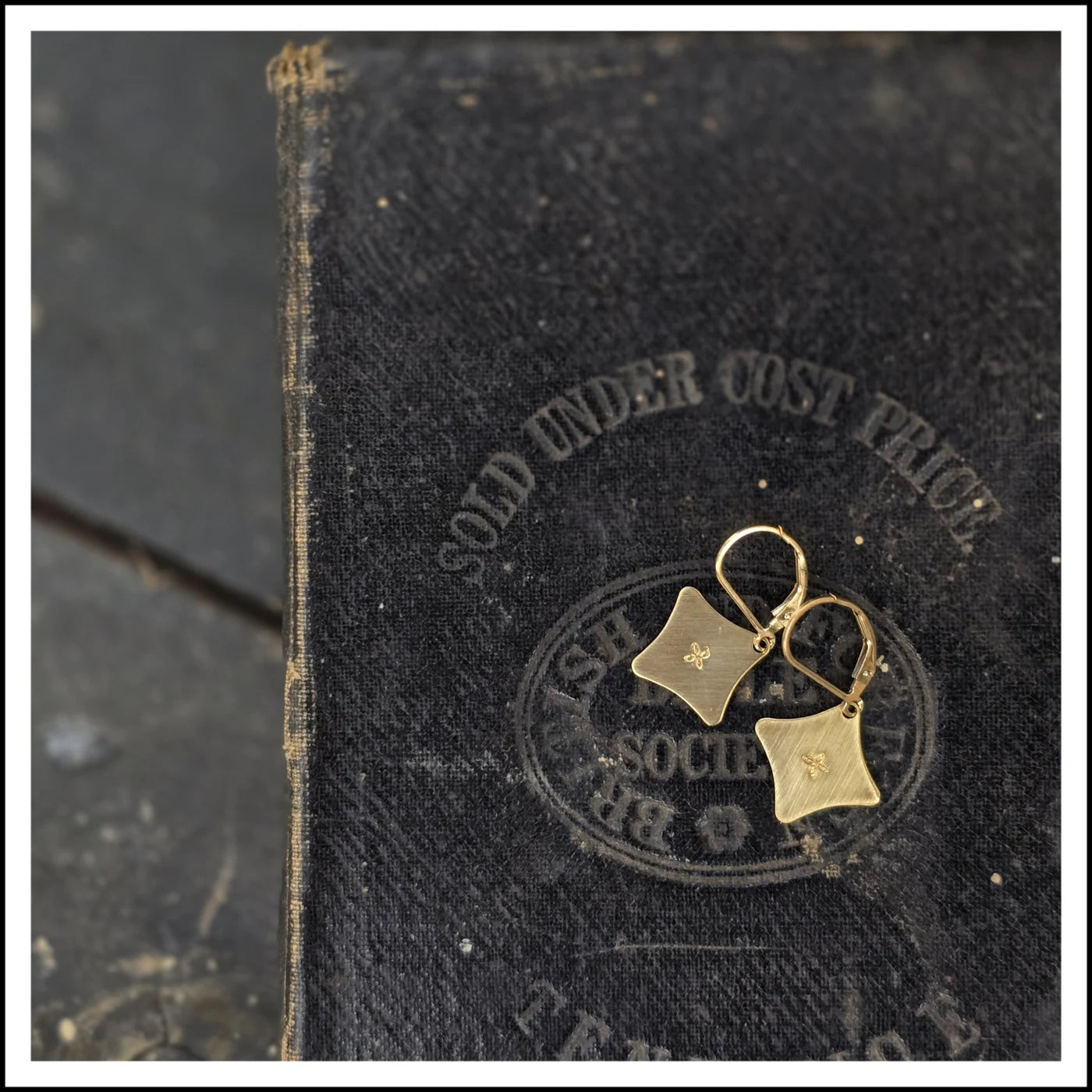 Paird Solo Star Earrings