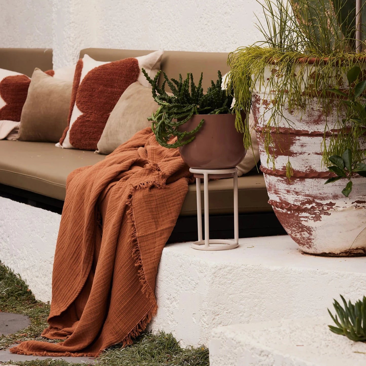 Saarde Enes Throw Blanket - Terracotta