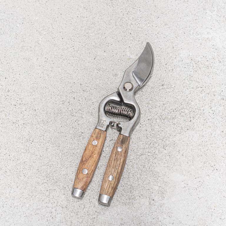 Secateurs with wood Handle